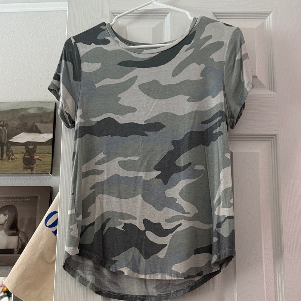 Aeropostale Gray Camouflage Women's Tee
